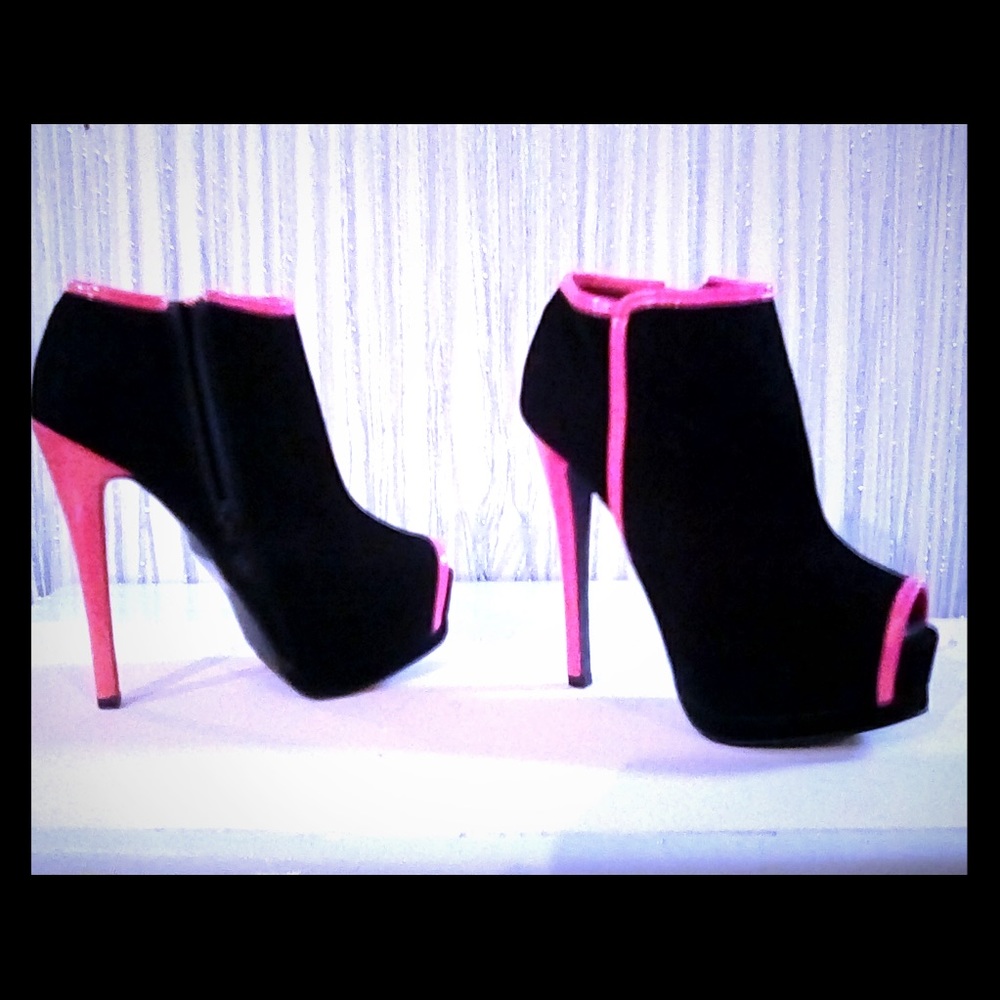 Elegant Pink and black heels